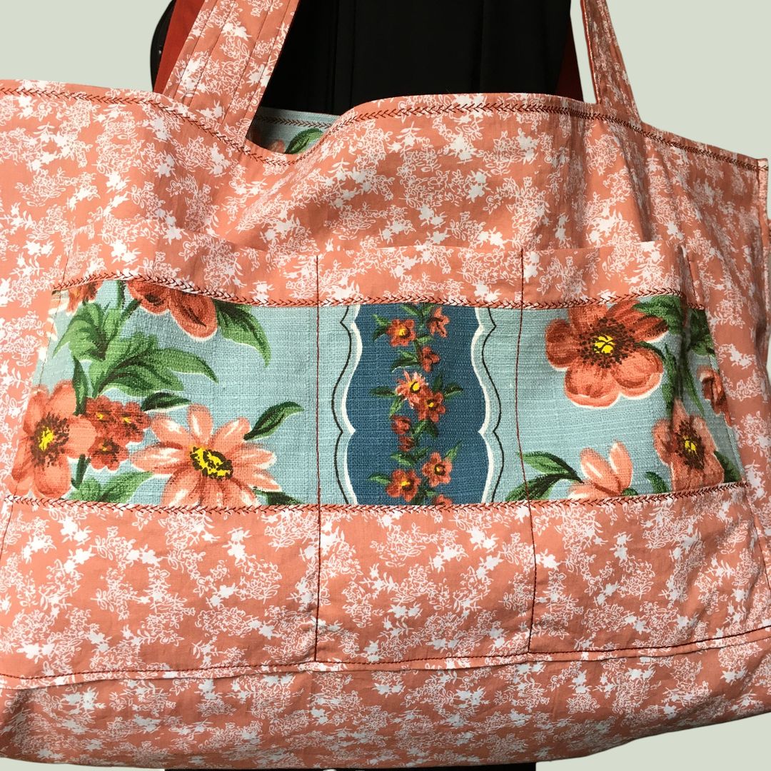Cabas XXL terracotta rouille, grand sac de plage fleuri en tissu vintage 1950s. Fourre-tout réversible, accessoire d'inspiration rétro, fait main en France. Exemplaire 1, doublure et poche, détails.