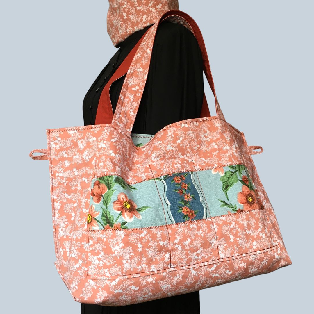 Cabas XXL terracotta rouille, grand sac de plage fleuri en tissu vintage 1950s. Fourre-tout réversible, accessoire d'inspiration rétro, fait main en France. Exemplaire 2, doublure et poche.