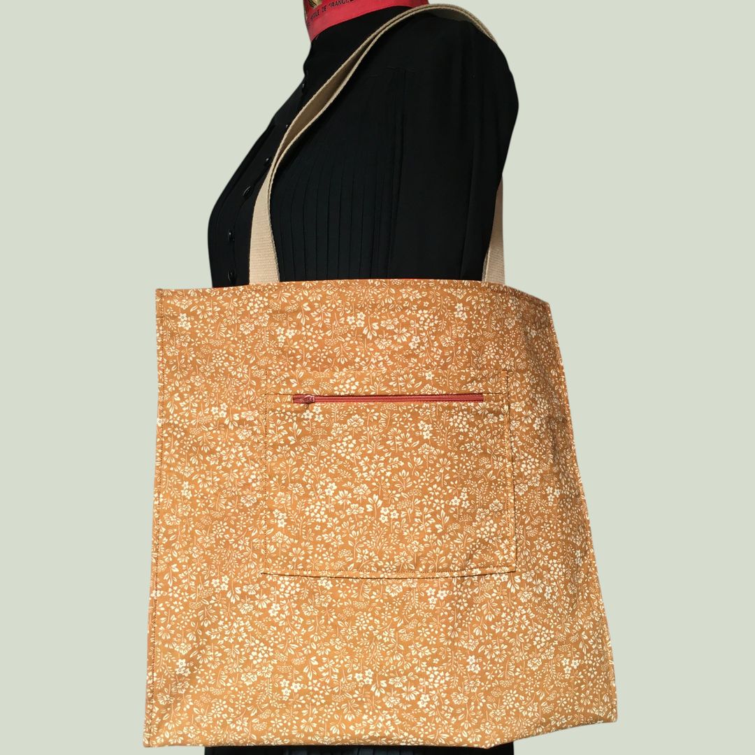 Sac vintage en toile rouge, imprimé baroque, Balkis par Laurent Stève 1967. Verso, doublure et poche intérieure zippée, double poche. Exemplaire 4.