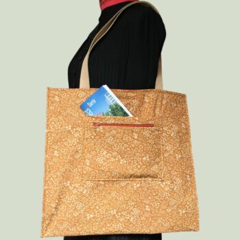 Sac vintage en toile rouge, imprimé baroque, Balkis par Laurent Stève 1967. Verso, doublure et poche intérieure zippée, double poche. Exemplaire 4.