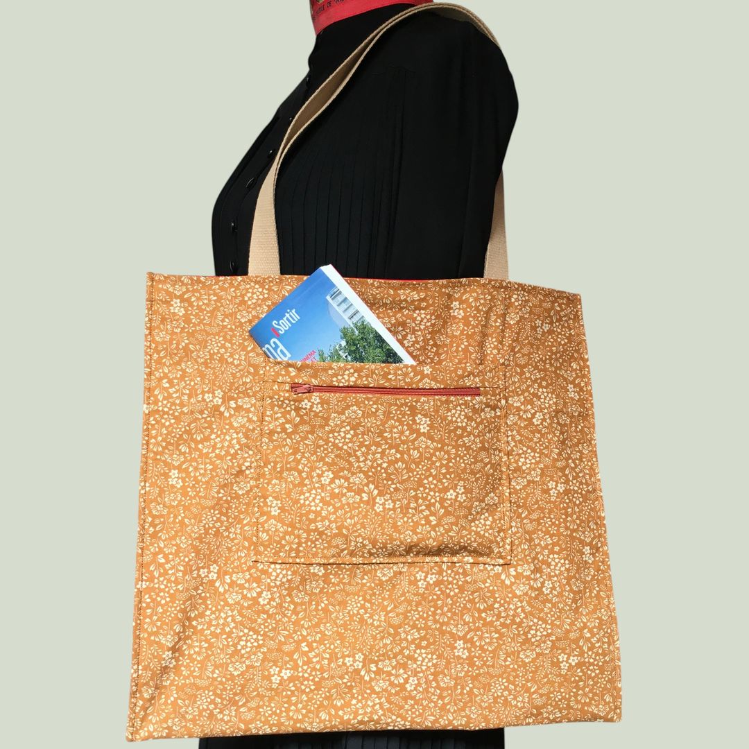 Sac vintage en toile rouge, imprimé baroque, Balkis par Laurent Stève 1967. Verso, doublure et poche intérieure zippée, double poche. Exemplaire 4.