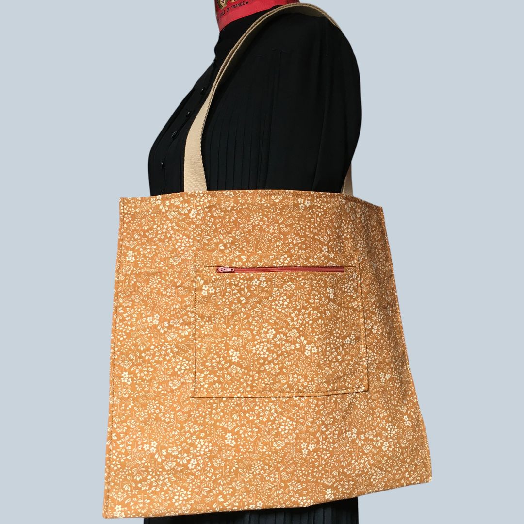 Sac vintage en toile rouge, imprimé baroque, Balkis par Laurent Stève 1967. Verso, doublure et poche intérieure zippée, double poche. Exemplaire 3.