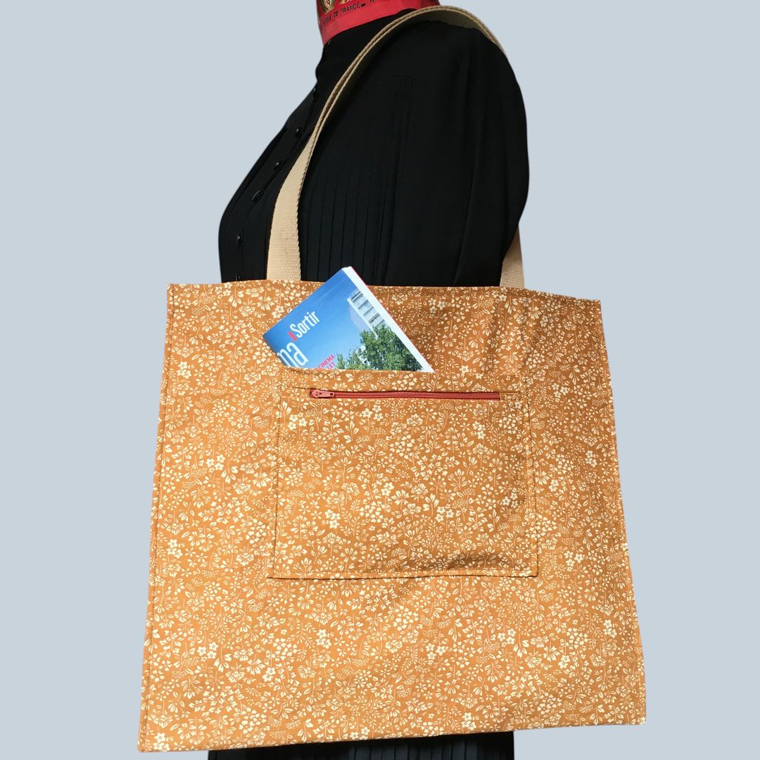 Sac vintage en toile rouge, imprimé baroque, Balkis par Laurent Stève 1967. Verso, doublure et poche intérieure zippée, double poche. Exemplaire 3.