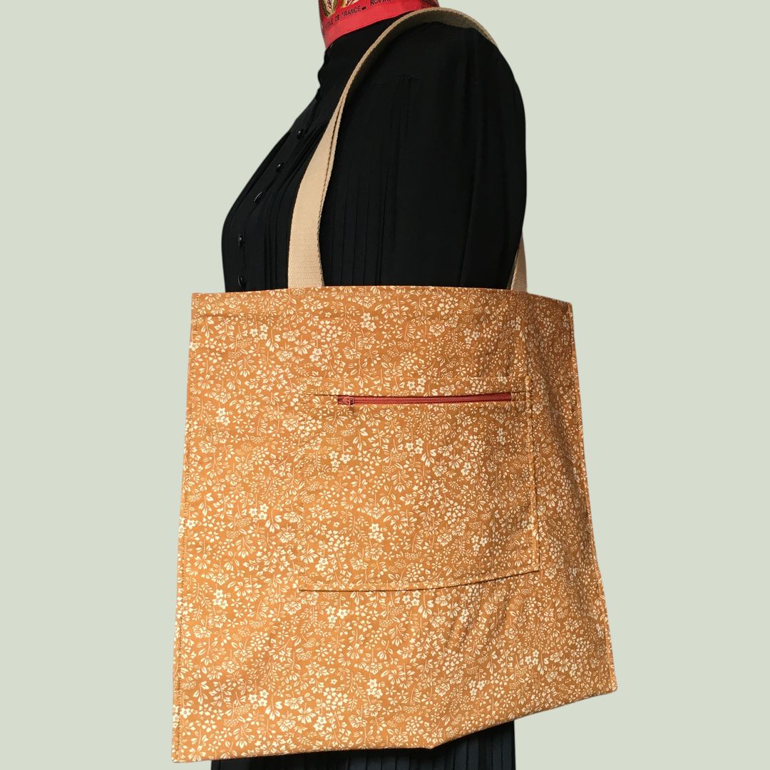 Sac vintage en toile rouge, imprimé baroque, Balkis par Laurent Stève 1967. Verso, doublure et poche intérieure zippée, double poche. Exemplaire 2.