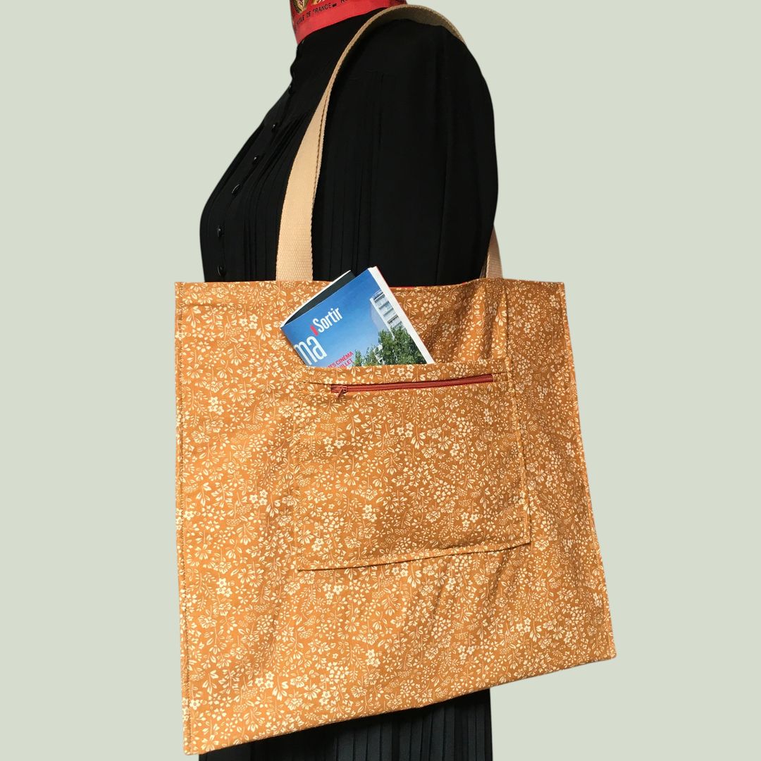 Sac vintage en toile rouge, imprimé baroque, Balkis par Laurent Stève 1967. Verso, doublure et poche intérieure zippée, double poche. Exemplaire 2.