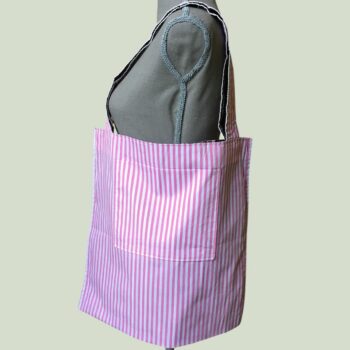 Sixties sac cabas souple en tissu avec poche intérieure plaquée. Doublure coton à rayures roses sur fond blanc, poche intérieure camouflée dans le motif.