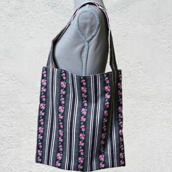 Totebag en tissu d'ameublement vintage revalorisé.