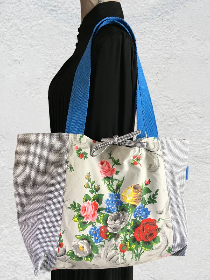 Sac cabas romantique baroque, de style shabby chic. Fourre-tout réversible en tissu vintage revalorisé, création originale. Recto face A.
