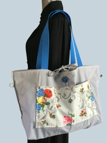 Sac cabas romantique baroque, de style shabby chic. Fourre-tout réversible en tissu vintage revalorisé, création originale. Verso, doublure et poche, bouton vintage.