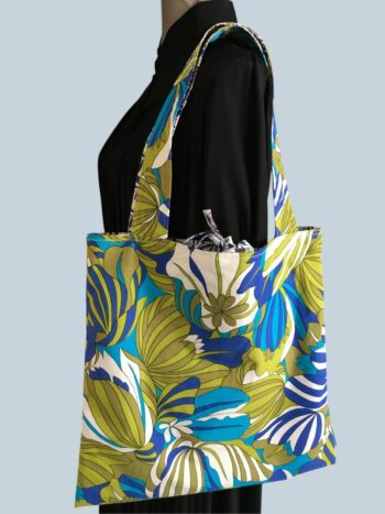 Totebag flower power de style tropical, fait main en France. Sac fourre-tout réversible en tissu vintage revalorisé, accessoire d'inspiration rétro sixties. Exemplaire 2, recto face A.
