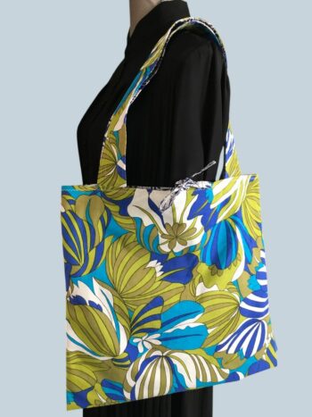 Totebag flower power de style tropical, fait main en France. Sac fourre-tout réversible en tissu vintage revalorisé, accessoire d'inspiration rétro sixties. Exemplaire 2, recto face A.
