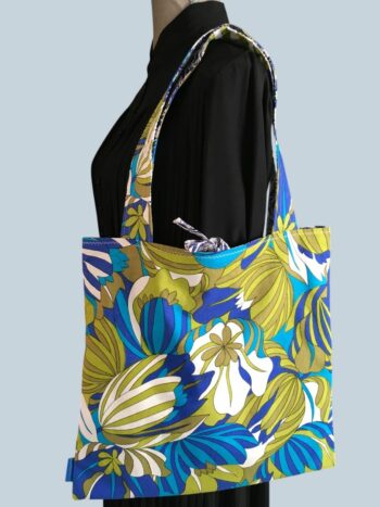 Totebag flower power de style tropical, fait main en France. Sac fourre-tout réversible en tissu vintage revalorisé, accessoire d'inspiration rétro sixties. Exemplaire 2, recto face B.
