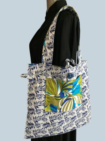 Totebag flower power de style tropical, fait main en France. Sac fourre-tout réversible en tissu vintage revalorisé, accessoire d'inspiration rétro sixties. Exemplaire 2, verso, doublure et poche intérieure, bouton vintage.