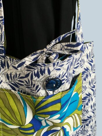 Totebag flower power de style tropical, fait main en France. Sac fourre-tout réversible en tissu vintage revalorisé, accessoire d'inspiration rétro sixties. Exemplaire 2, verso, doublure et poche intérieure, bouton vintage.