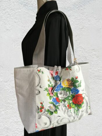 Sac cabas shabby chic, de style romantique baroque. Fourre-tout réversible en tissu vintage revalorisé, création originale. Exemplaire 3, recto face A.