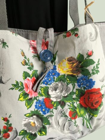 Sac cabas shabby chic, de style romantique baroque. Fourre-tout réversible en tissu vintage revalorisé, création originale. Exemplaire 3, recto face A, détails, bouton vintage.