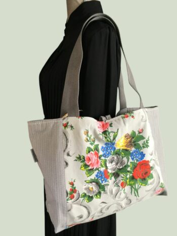 Sac cabas shabby chic, de style romantique baroque. Fourre-tout réversible en tissu vintage revalorisé, création originale. Exemplaire 3, recto face B.