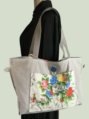Sac cabas shabby chic, de style romantique baroque. Fourre-tout réversible en tissu vintage revalorisé, création originale. Exemplaire 3, verso, doublure et poche, bouton vintage.