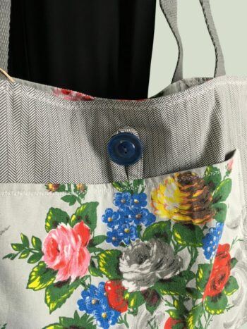 Sac cabas shabby chic, de style romantique baroque. Fourre-tout réversible en tissu vintage revalorisé, création originale. Exemplaire 3, verso, doublure et poche, bouton vintage.