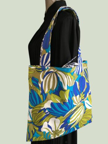 Totebag flower power de style tropical, fait main en France. Sac fourre-tout réversible en tissu vintage revalorisé, accessoire d'inspiration rétro sixties. Exemplaire 1, recto face A.