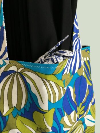 Totebag flower power de style tropical, fait main en France. Sac fourre-tout réversible en tissu vintage revalorisé, accessoire d'inspiration rétro sixties. Exemplaire 1, recto face A.