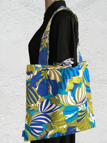Totebag flower power de style tropical, fait main en France. Sac fourre-tout réversible en tissu vintage revalorisé, accessoire d'inspiration rétro sixties.