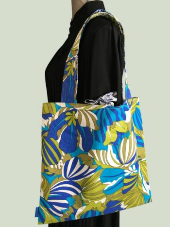 Totebag flower power de style tropical, fait main en France. Sac fourre-tout réversible en tissu vintage revalorisé, accessoire d'inspiration rétro sixties. Exemplaire 1, recto face B.
