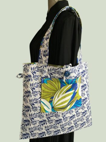 Totebag flower power de style tropical, fait main en France. Sac fourre-tout réversible en tissu vintage revalorisé, accessoire d'inspiration rétro sixties. Exemplaire 1, verso, doublure et poche intérieure, bouton vintage.