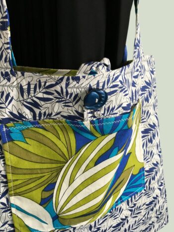 Totebag flower power de style tropical, fait main en France. Sac fourre-tout réversible en tissu vintage revalorisé, accessoire d'inspiration rétro sixties. Exemplaire 1, verso, doublure et poche intérieure, bouton vintage.