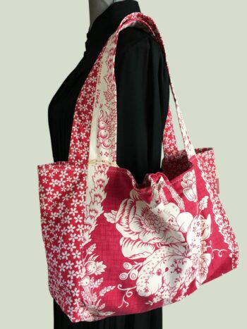 Sac cabas rouge de style romantique vintage. Fourre-tout réversible en tissu ancien revalorisé, création originale, fait main en France. Exemplaire 2, recto face A.