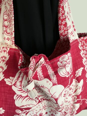 Sac cabas rouge de style romantique vintage. Fourre-tout réversible en tissu ancien revalorisé, création originale, fait main en France. Exemplaire 2, recto face A.