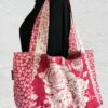 Sac cabas rouge de style romantique vintage. Fourre-tout réversible en tissu ancien revalorisé, création originale, fait main en France. Exemplaire 2, recto face B.