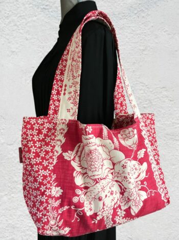 Sac cabas rouge de style romantique vintage. Fourre-tout réversible en tissu ancien revalorisé, création originale, fait main en France. Exemplaire 2, recto face B.