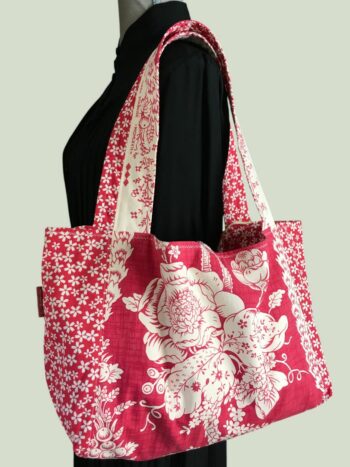 Sac cabas rouge de style romantique vintage. Fourre-tout réversible en tissu ancien revalorisé, création originale, fait main en France. Exemplaire 2, recto face B.