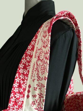 Sac cabas rouge de style romantique vintage. Fourre-tout réversible en tissu ancien revalorisé, création originale, fait main en France. Exemplaire 2, détails des anses.