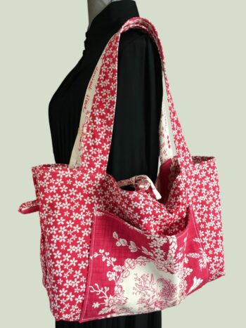 Sac cabas rouge de style romantique vintage. Fourre-tout réversible en tissu ancien revalorisé, création originale, fait main en France. Exemplaire 2, verso, doublure et poche intérieure.