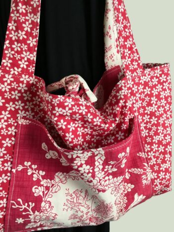 Sac cabas rouge de style romantique vintage. Fourre-tout réversible en tissu ancien revalorisé, création originale, fait main en France. Exemplaire 2, verso, doublure et poche intérieure.