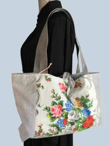 Sac cabas shabby chic, de style romantique baroque. Fourre-tout réversible en tissu vintage revalorisé, création originale. Exemplaire 4, recto face A.