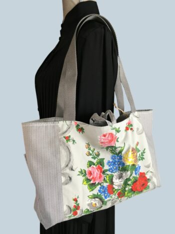 Sac cabas shabby chic, de style romantique baroque. Fourre-tout réversible en tissu vintage revalorisé, création originale. Exemplaire 4, recto face B.