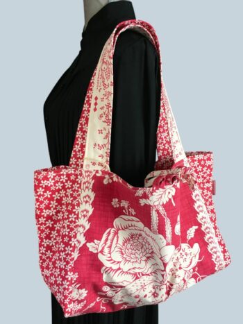 Sac cabas rouge de style romantique vintage. Fourre-tout réversible en tissu ancien revalorisé, création originale, fait main en France. Exemplaire 1, recto face A.