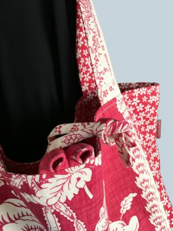 Sac cabas rouge de style romantique vintage. Fourre-tout réversible en tissu ancien revalorisé, création originale, fait main en France. Exemplaire 1, recto face A, détails.