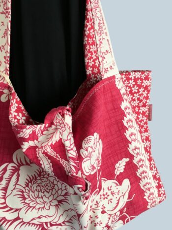 Sac cabas rouge de style romantique vintage. Fourre-tout réversible en tissu ancien revalorisé, création originale, fait main en France. Exemplaire 1, recto face A, détails.