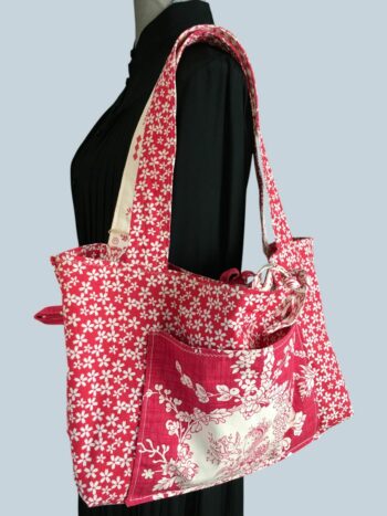 Sac cabas rouge de style romantique vintage. Fourre-tout réversible en tissu ancien revalorisé, création originale, fait main en France. Exemplaire 1, verso, doublure et poche intérieure.