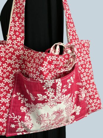 Sac cabas rouge de style romantique vintage. Fourre-tout réversible en tissu ancien revalorisé, création originale, fait main en France. Exemplaire 1, verso, doublure et poche intérieure.