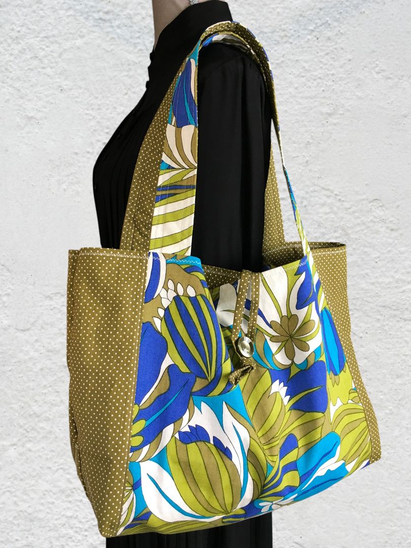 Sac en toile de style flower power sixties, inspiration végétale tropicale. Fourre-tout réversible en tissu vintage revalorisé, création originale. Exemplaire 1, recto face A.