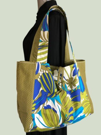 Sac en toile de style flower power sixties, inspiration végétale tropicale. Fourre-tout réversible en tissu vintage revalorisé, création originale. Exemplaire 1, recto face A.