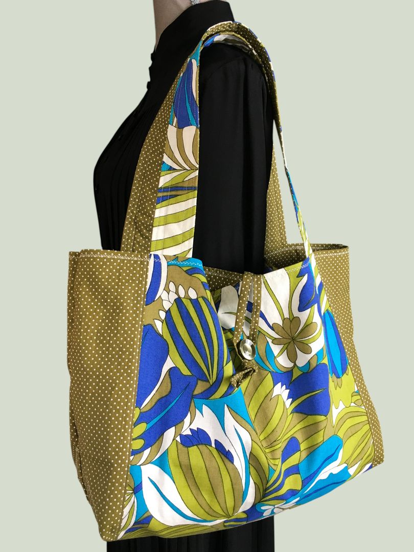 Sac en toile de style flower power sixties, inspiration végétale tropicale. Fourre-tout réversible en tissu vintage revalorisé, création originale. Exemplaire 1, recto face A.