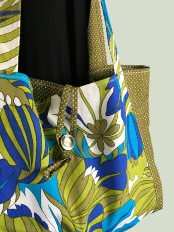 Sac en toile de style flower power sixties, inspiration végétale tropicale. Fourre-tout réversible en tissu vintage revalorisé, création originale. Exemplaire 1, recto face A, détails et bouton vintage.