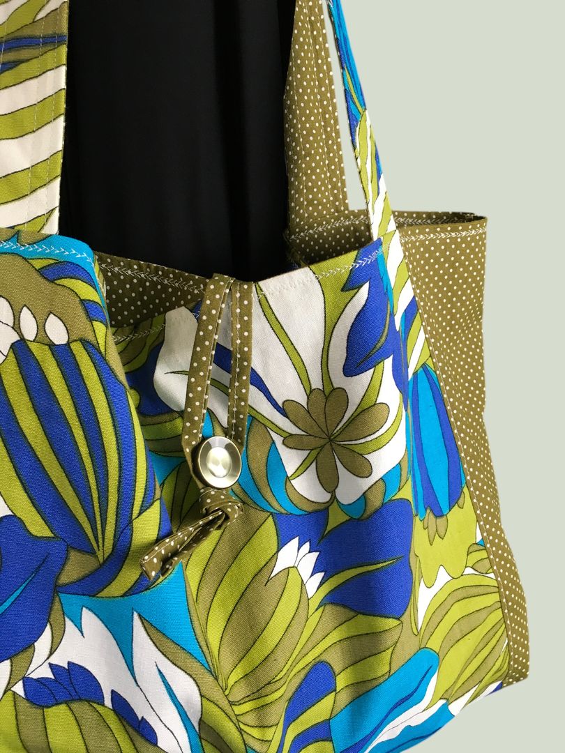 Sac en toile de style flower power sixties, inspiration végétale tropicale. Fourre-tout réversible en tissu vintage revalorisé, création originale. Exemplaire 1, recto face A, détails et bouton vintage.