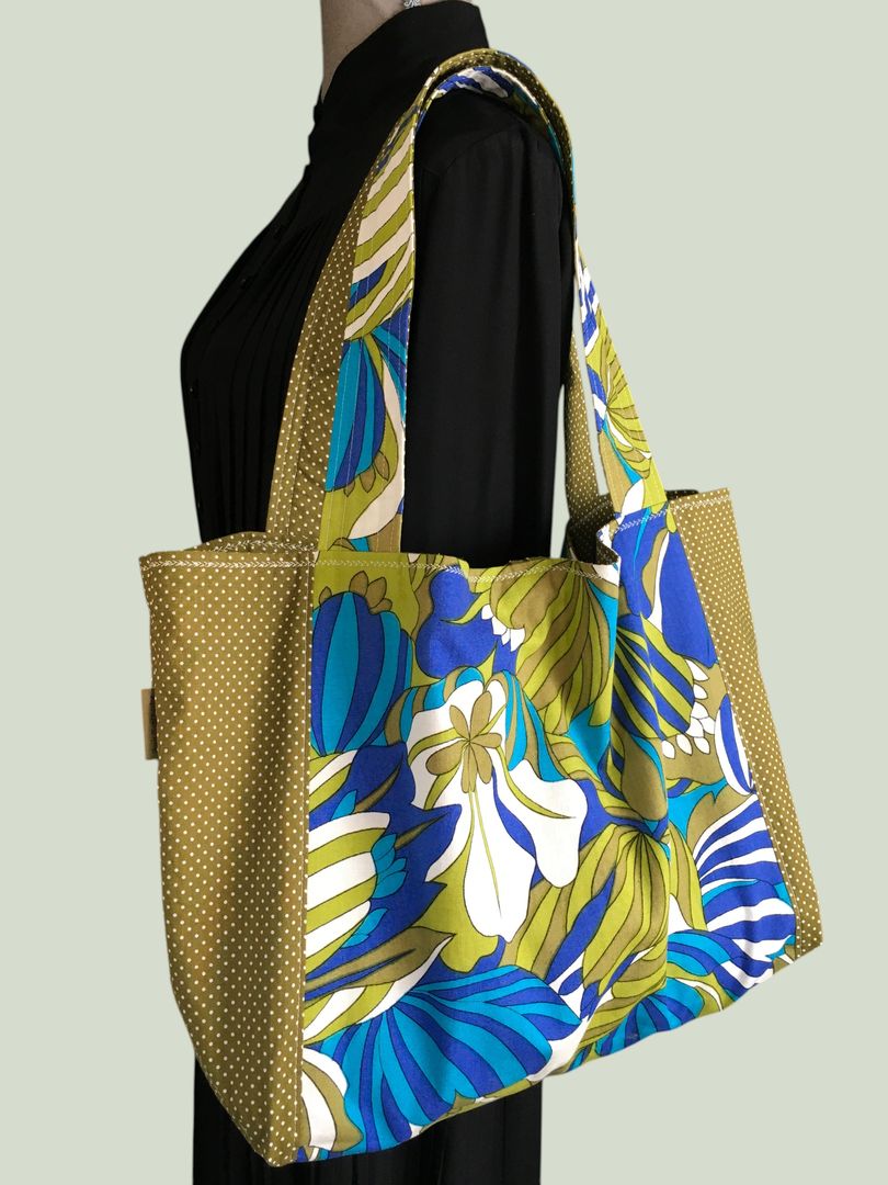 Sac en toile de style flower power sixties, inspiration végétale tropicale. Fourre-tout réversible en tissu vintage revalorisé, création originale. Exemplaire 1, recto face B.